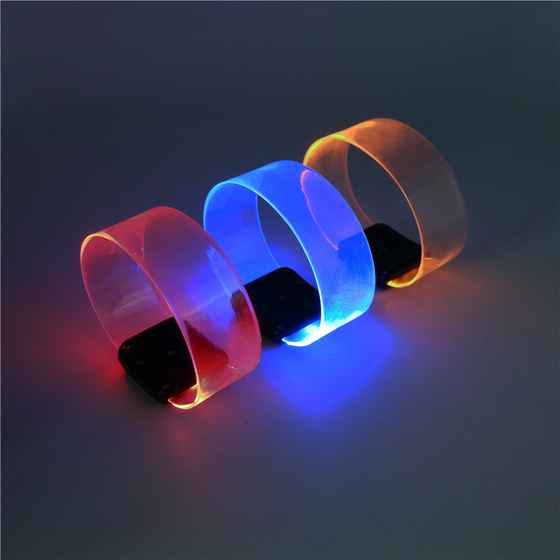 Fábrica al por mayor pulsera luminosa magnética LED colorida pulsera bar fiesta atmósfera alegría apoyos flash pulsera