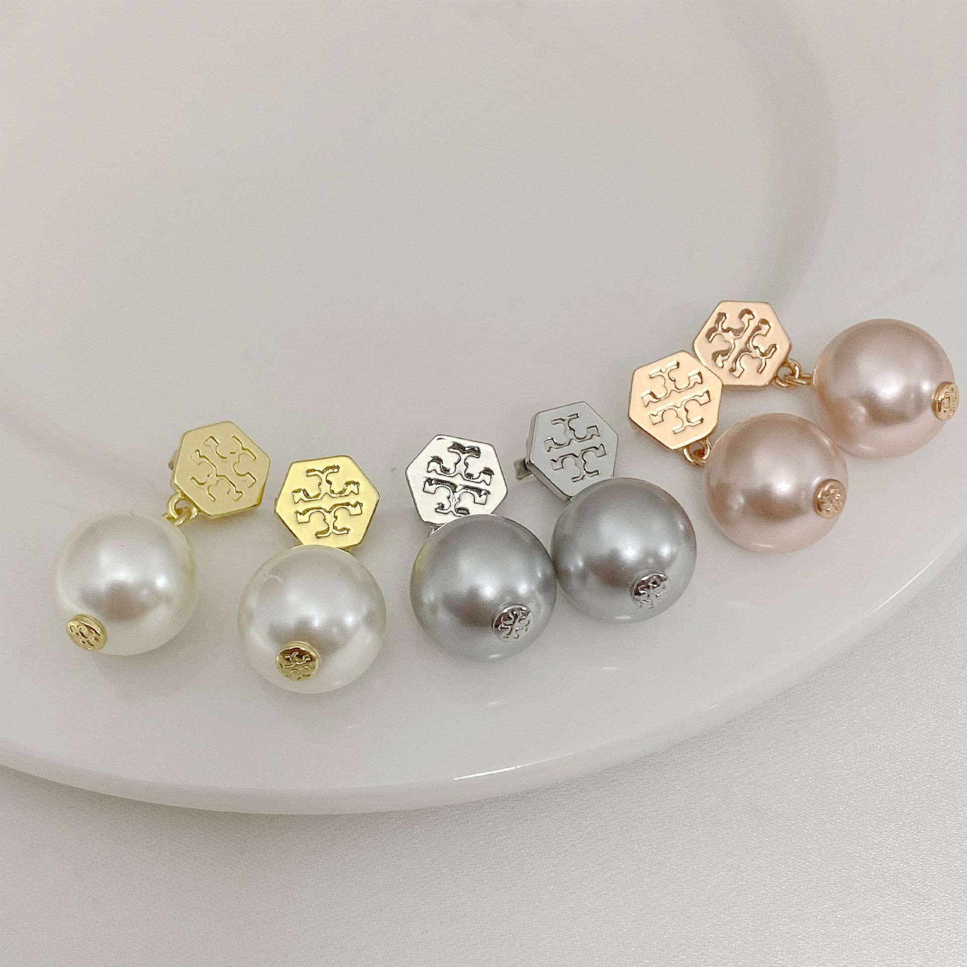 Fashionable small stone inlay with letters pearl