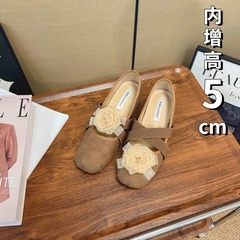 フランスの優しいバレエ風少女の靴の柔らかい底のレトロなツバキの花の王女の丸い頭の小さい香風の5cmの中で高くなります。