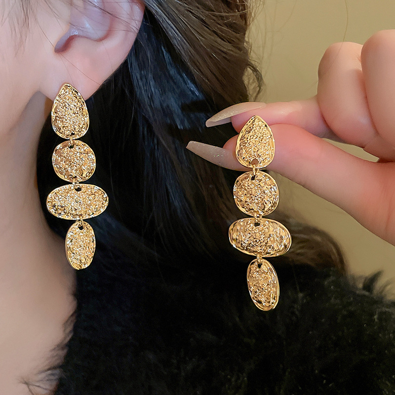 Golden design fashionable earrings drop-shaped