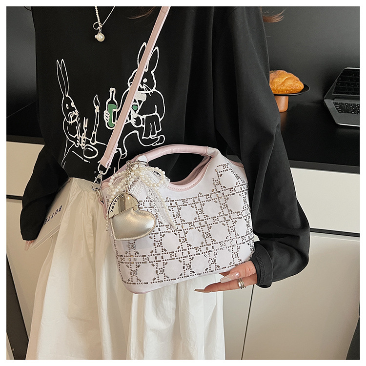 Summer fashion women's versatile hand-held niche crossbody design 2025 simple crossbody bucket bag, new Korean style for commuting undefined