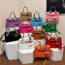 �羳���QŮʿ�μ��2025�¿���б����p�ݸ߼�������P���