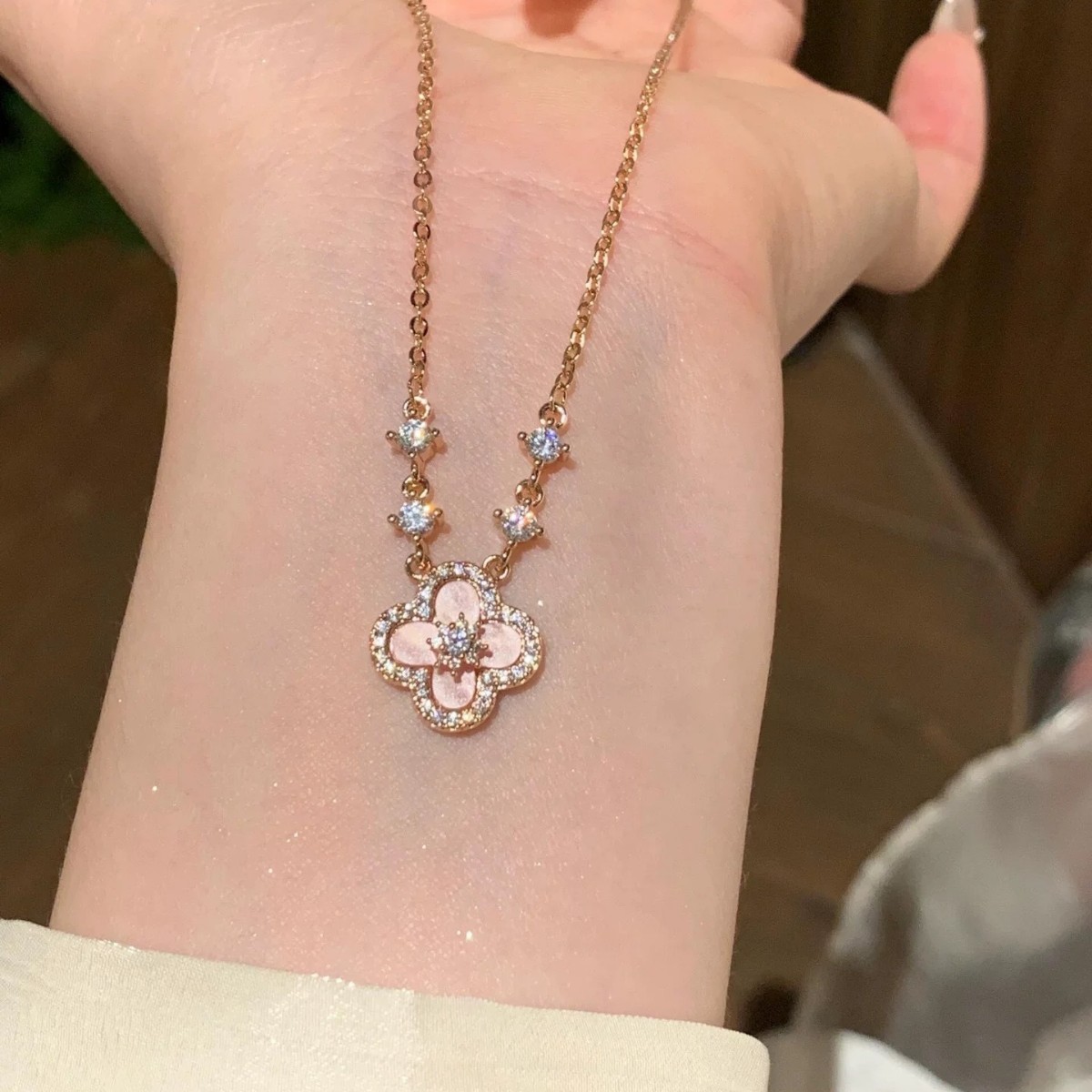Sweet and Cool Pink Mother-Of-Pearl Four-Leaf Clover Necklace for Women, Light Luxury, High-End Fashion, Socialite Style, Elegant Clavicle Chain Wholesale
