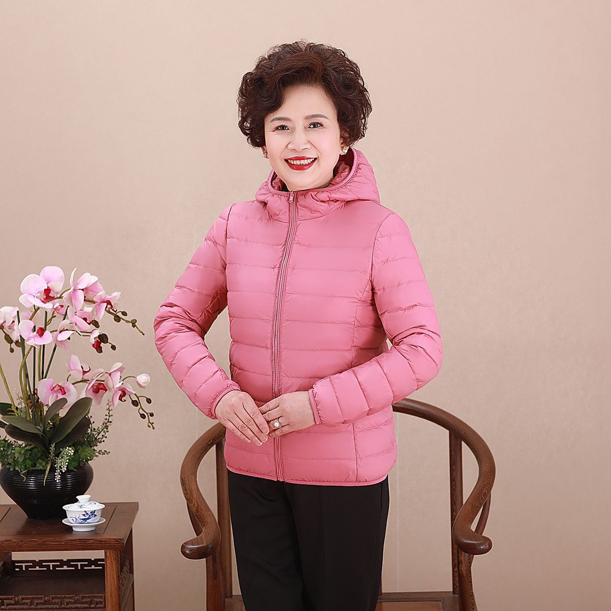 Chaqueta de pluma transfronteriza ligera y delgada nueva dama de mediana edad madres con chaqueta corta con capuzas más grasa MM gruesa