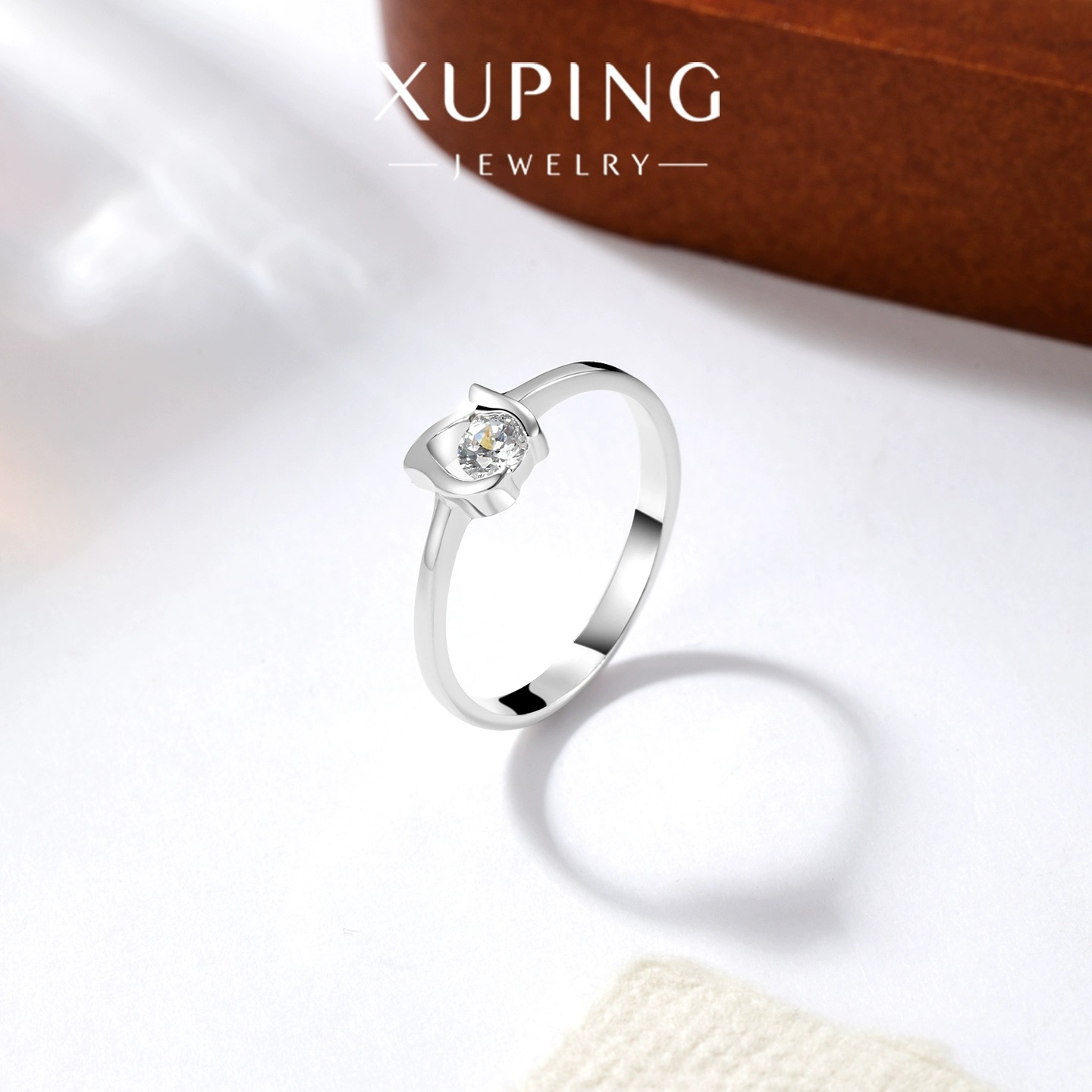 Xuping anillo hueco simple 2025 nuevo temperamento elegante gemas artificiales en el anillo de estilo al por mayor