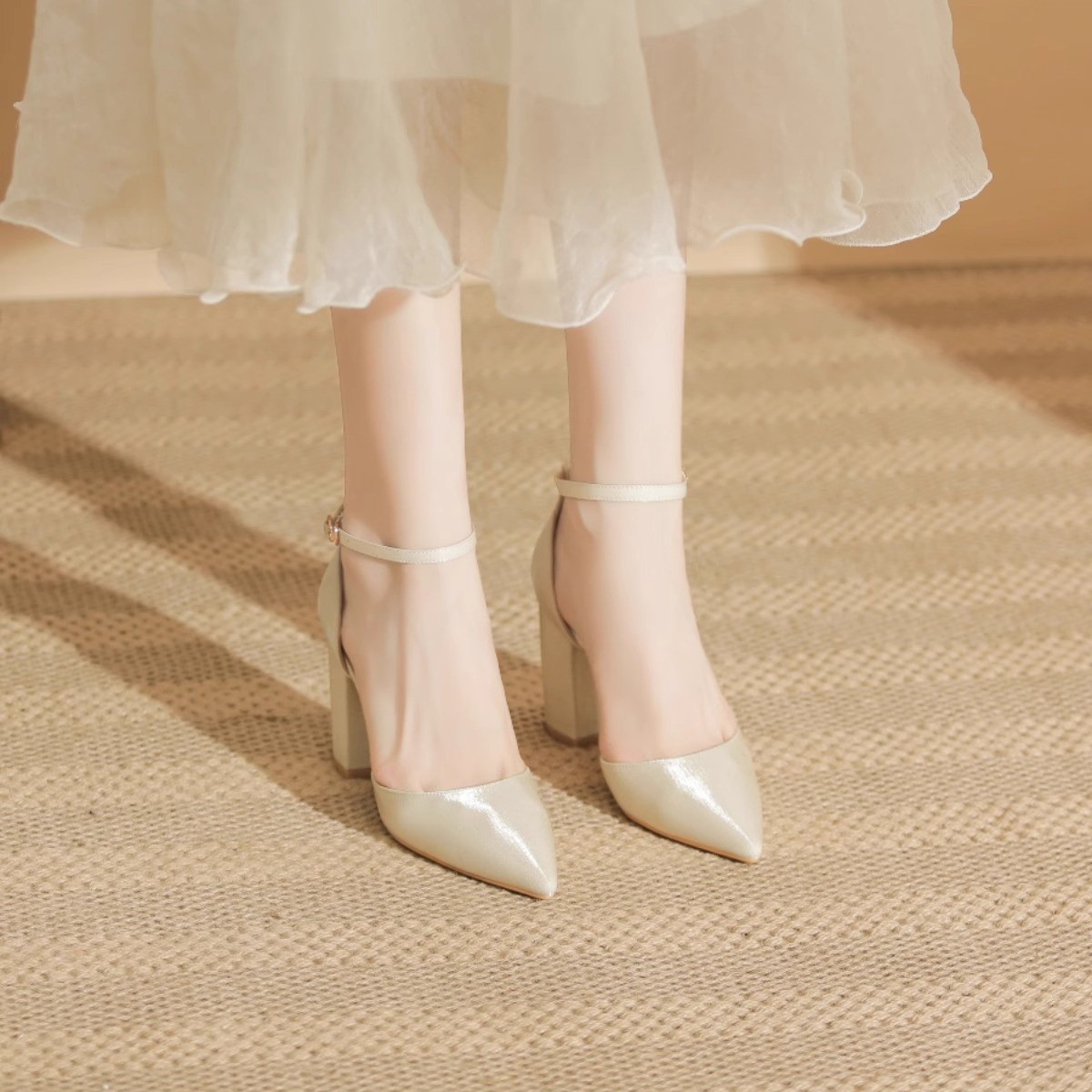 2026 nuevo estilo de verano elegante estilo de tacones gruesos de moda confortable una hebilla zapatos de tendencia