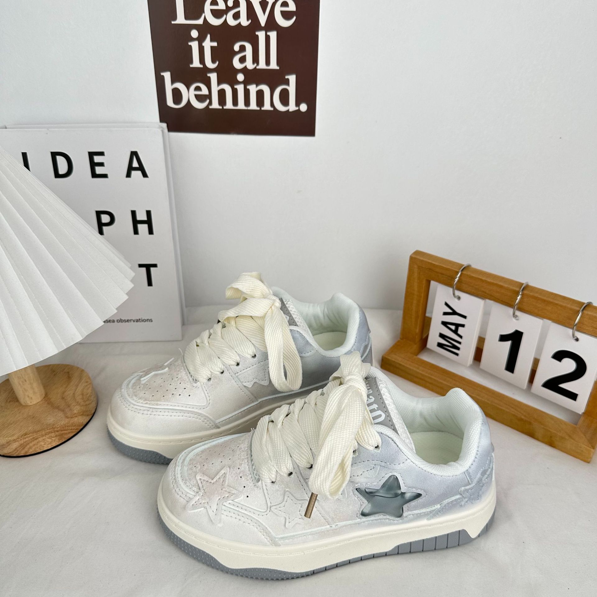 2024 primavera y verano color gradiente zapatos de skate plano coreano de estilo de Hong Kong zapatos blancos pequeños zapatos estrella zapatos de mujer