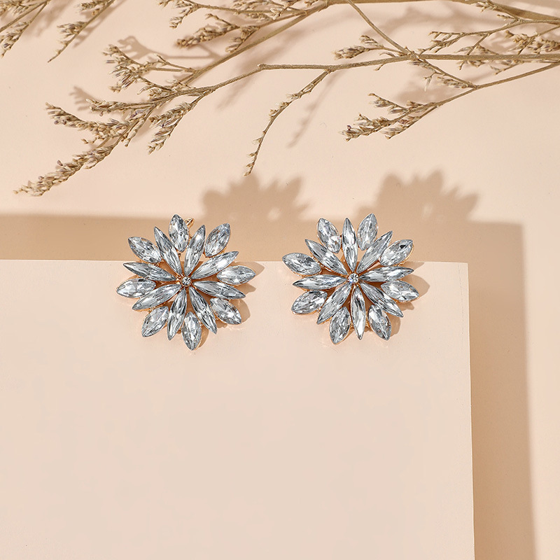 romantische Diamantohrringe mit eingelegten Diamanten mit geometrischer Blumepicture4