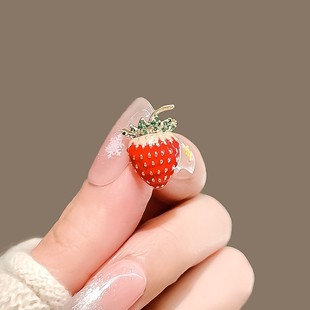 Strawberry Small Brooch High-End Female Cute Japanese Style Pin Summer Anti-Exposure Buckle Fixed Clothes Collar Clothes Accessories