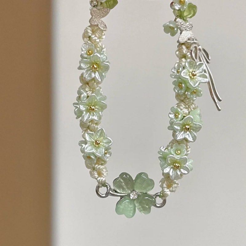 A Summer-Themed Four-Leaf Clover Woven Bracelet, Small Fresh Green Whitening Hand-Woven Flower Bracelet for Women