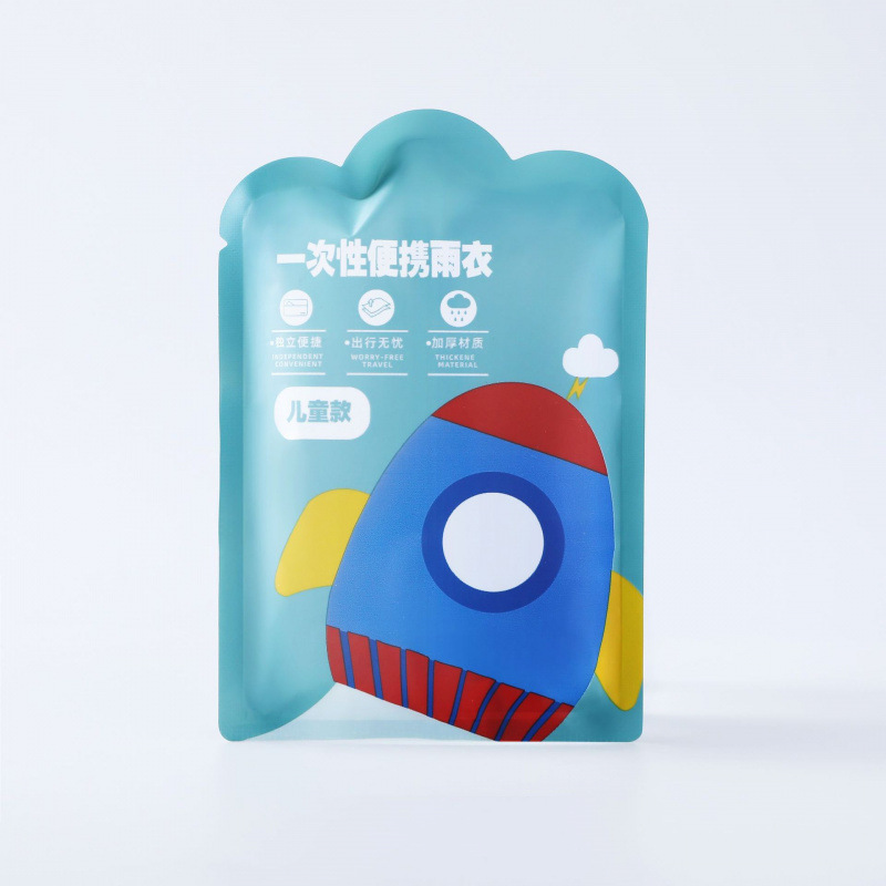 レインコートを厚くして徒歩レインコートの子供カードレインコートを着て一回旅行します。|undefined
