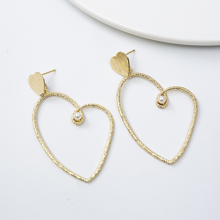 Gold Heart-shaped Cold Wind Pearl Love Earrings Wholesale display picture 3