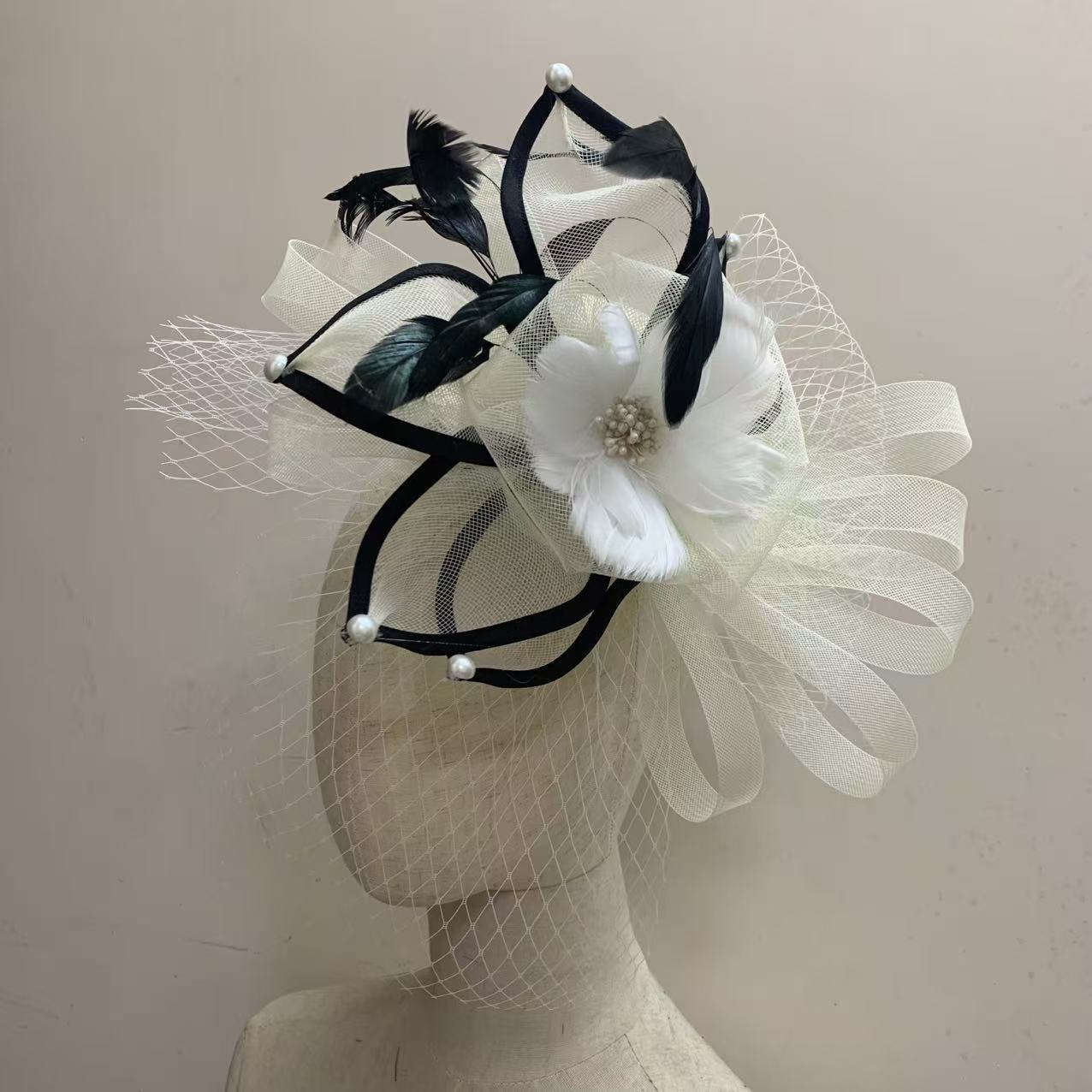 Beige mesh feather fascinator for model runway shows, exaggerated bridal headpiece, cross-border wholesale supply