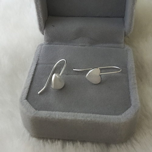 Metal heart-shaped earrings with niche design, cool and aloof style, new trendy ear hooks from , lightweight luxury quality earrings