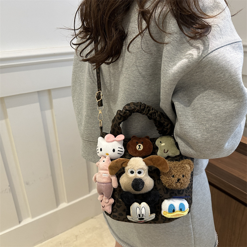 Bolso de leopardo ultra caliente nicho para mujeres 2024 nuevo estilo de invierno popular versátil bolso de mochila casual bolso de cubo