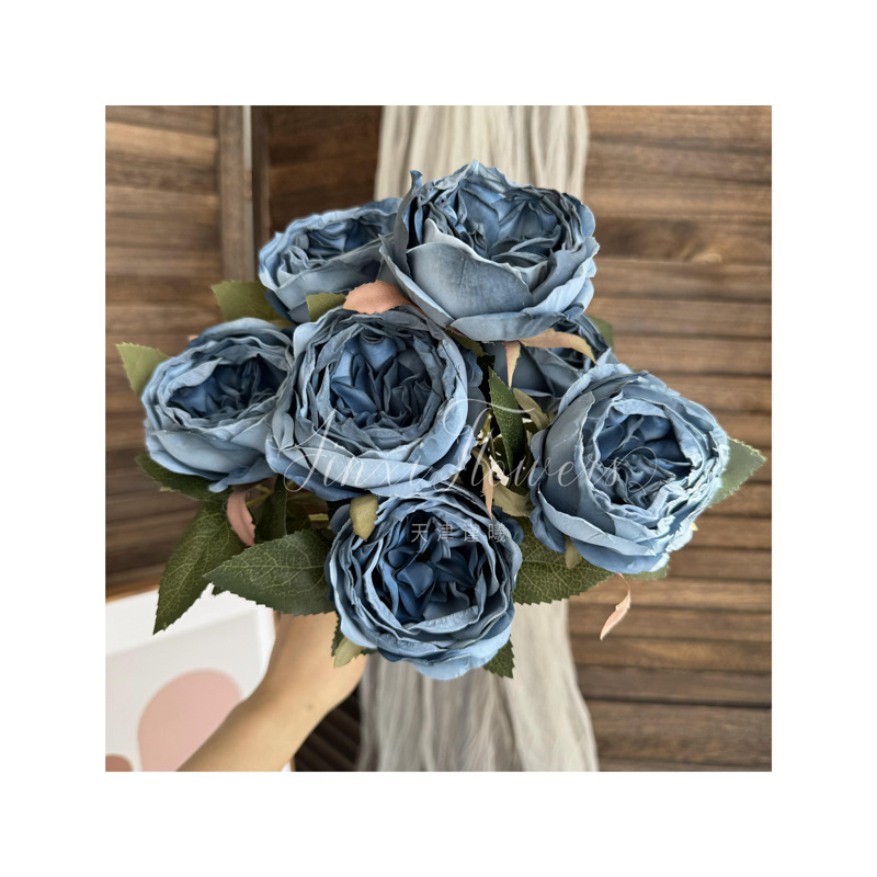 縁を焼く7頭のオースティンバラを花の結婚祝いの結婚式に飾った造花の家の客間に生け花を飾る|undefined