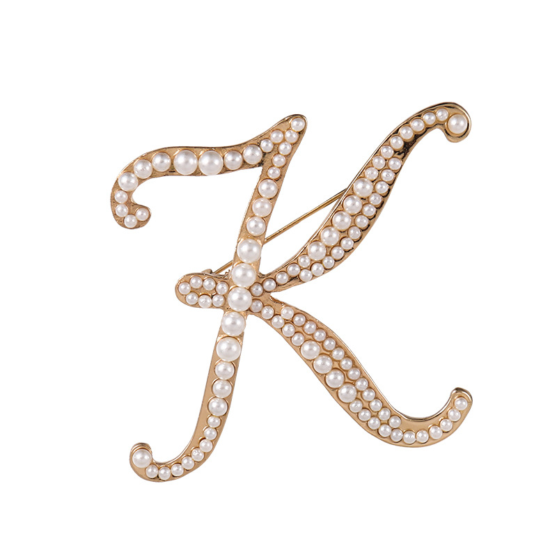 26 broches con letras en inglés de perlas, alfileres para ropa, decoraciones retro transfronterizas europeas y americanas, accesorios antiexposición para cuello