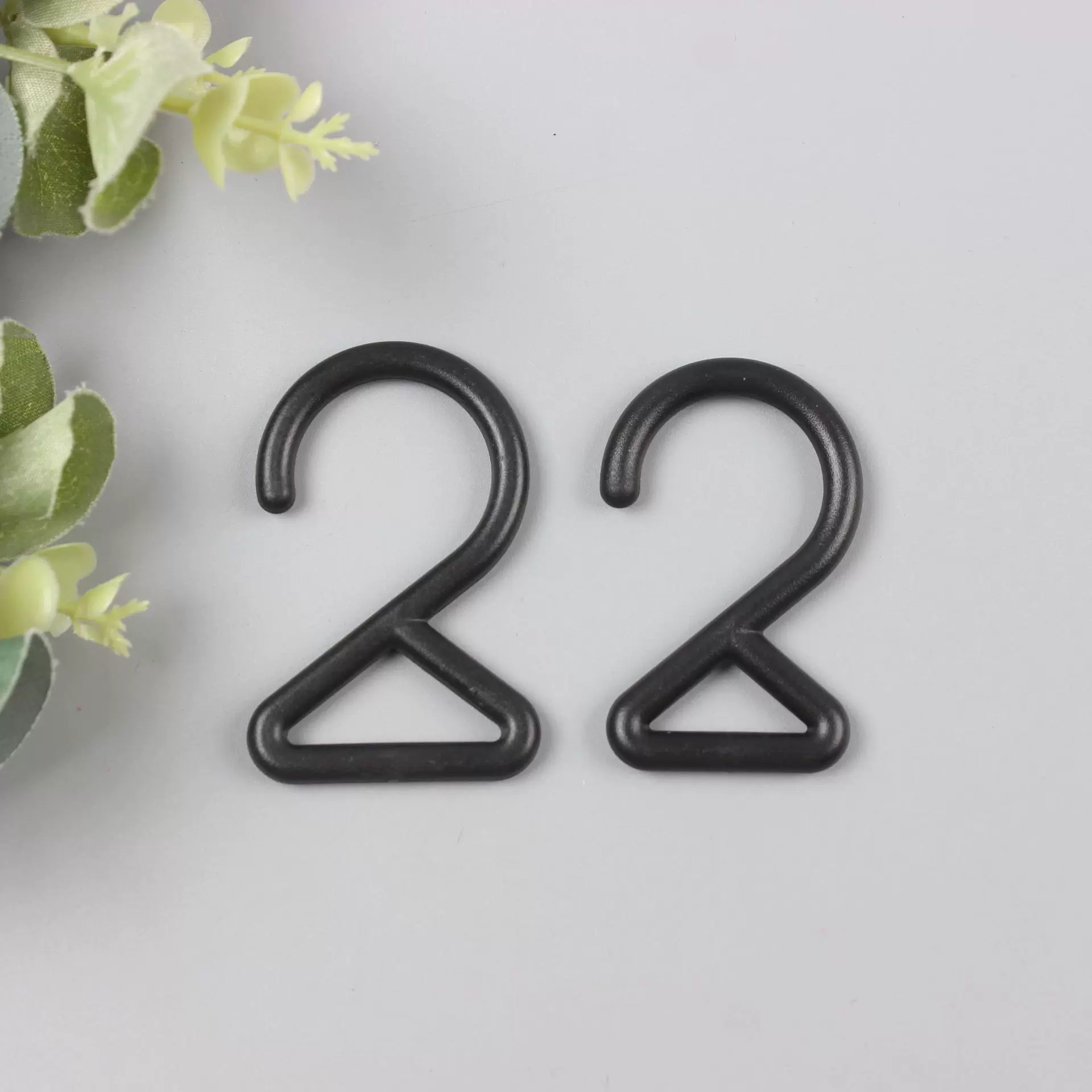现货供应箱包配件塑料挂钩2字钩黑色塑料钩子背包钩子