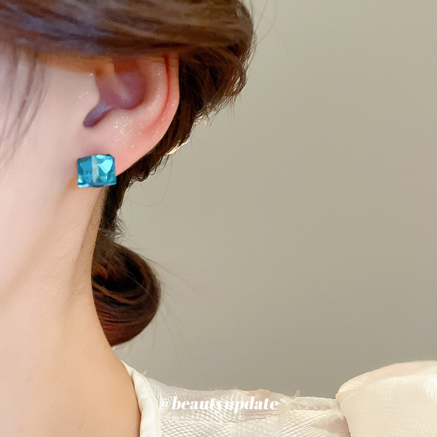 Pendientes cuadrados tridimensionales de cristal de aguja de plata Pendientes simples y frescos Sentido de moda de alta gama Pendientes de todo fósforo Sentido de diseño nicho