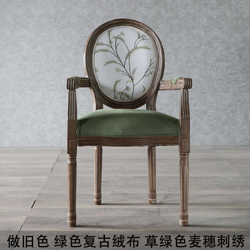 난간이 있는 푸른 잔디