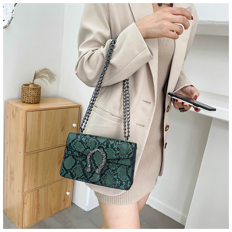 Women's Small Pu Leather Solid Color Vintage Style Square Magnetic Buckle Crossbody Bag display picture 2