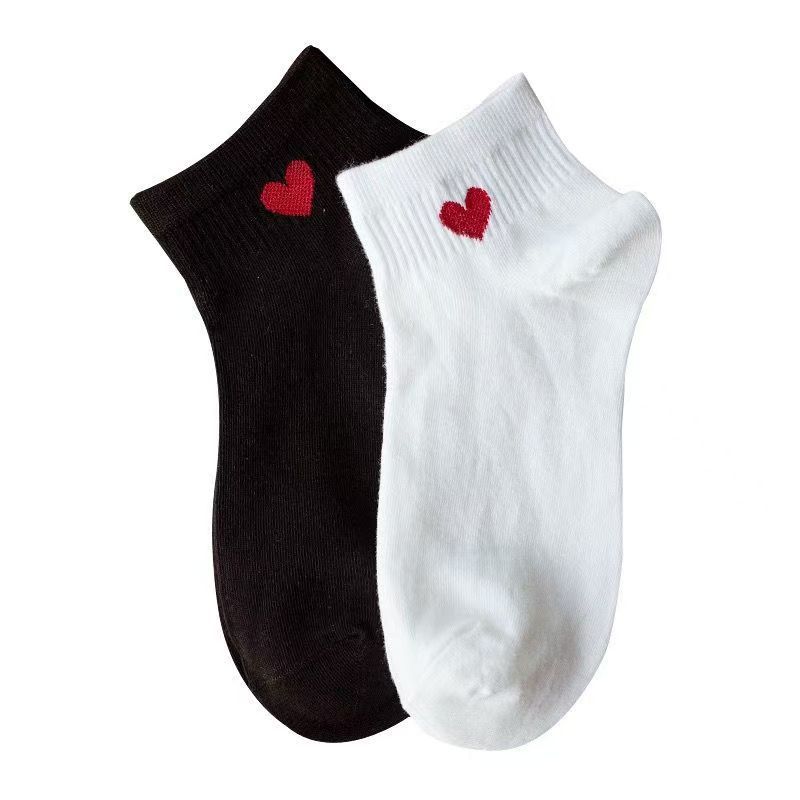 Calcetines blancos pequeños de corazón rojo de moda al por mayor baratos Calcetines de la ciudad de Zhuji Calcetines de verano para mujer Calcetines de barco de tubo corto de color sólido de todo fósforo