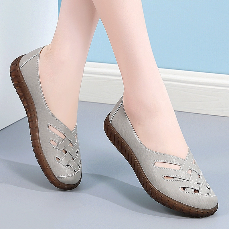Материнская обувь из чистой кожи на мягкой подошве, летние туфли-бини из воловьей кожи на плоской подошве для женщин среднего и пожилого возраста, дышащие сандалии с отверстиями