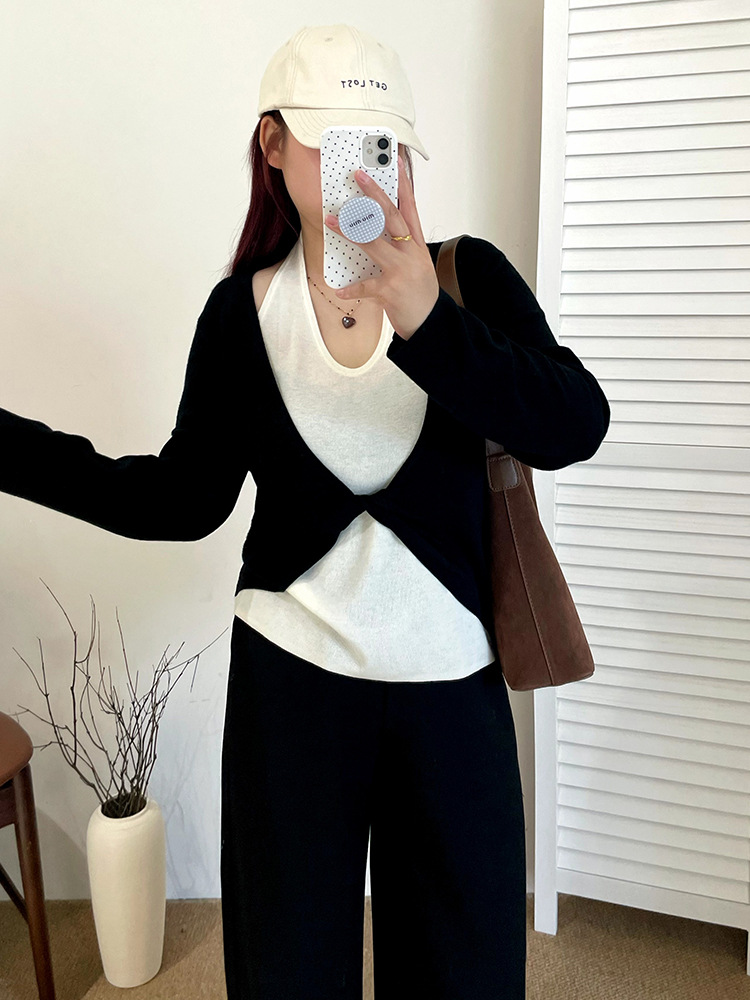 Plus-size women's wear with a stylish and design-sense faux two-piece top for 2025 autumn, a laid-back off-the-neck knitted sweater for chubby girls 23210