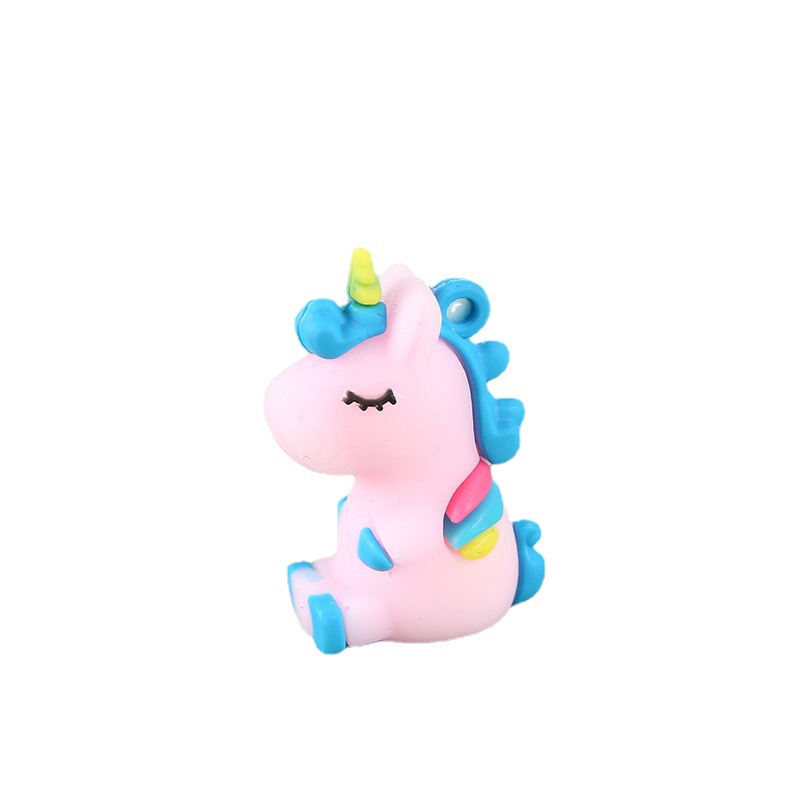 Yiwu fábrica al por mayor muñeca de dibujos animados unicornio llavero PVC pegamento suave creativo pluma cabeza colgante regalo