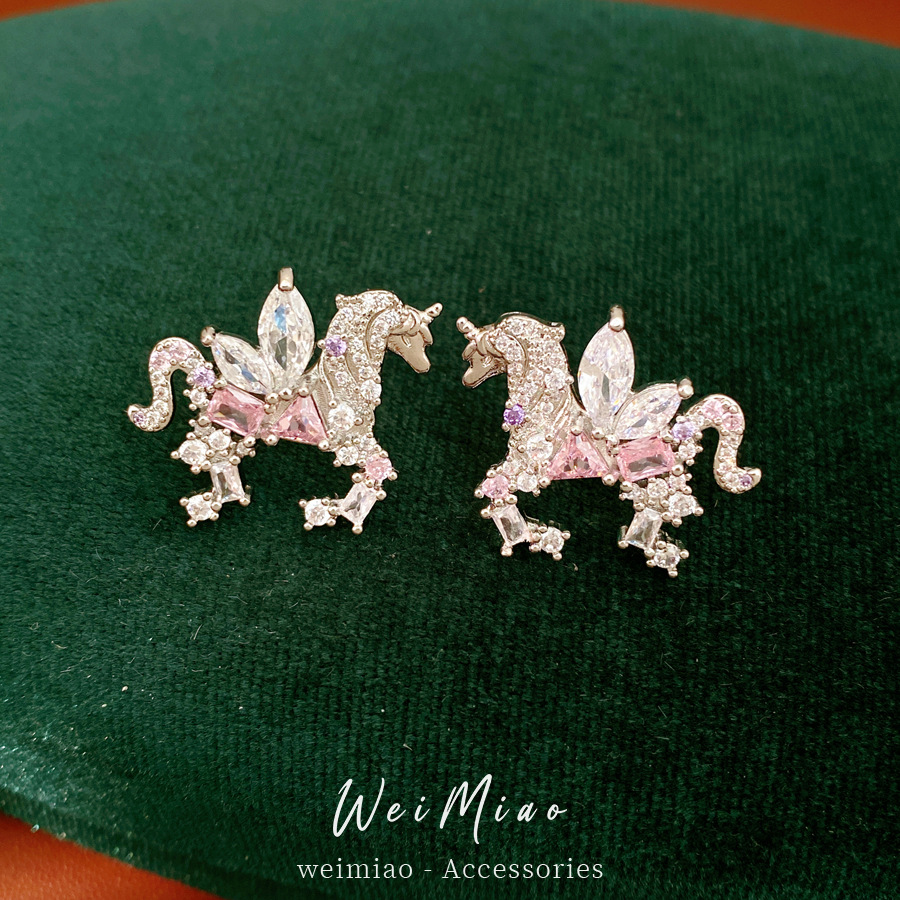 Collar de pony de piedra rosa ligero de lujo nicho cadena de clavícula de alta calidad exquisita conjunto de joyería al por mayor