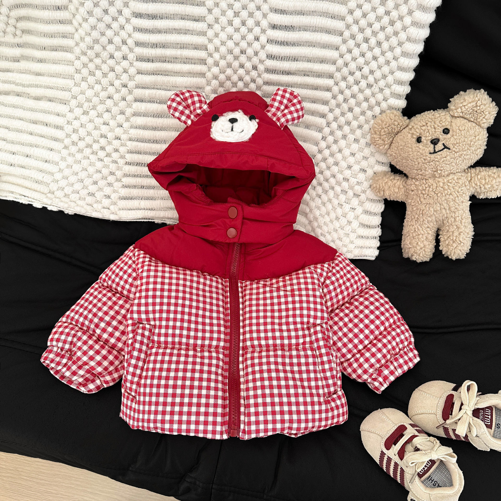 Baby invierno ropa de algodón rojo adorable bebé estilo extranjero retrógrado con capuchón de algodón engrosado chaqueta de algodón cálida
