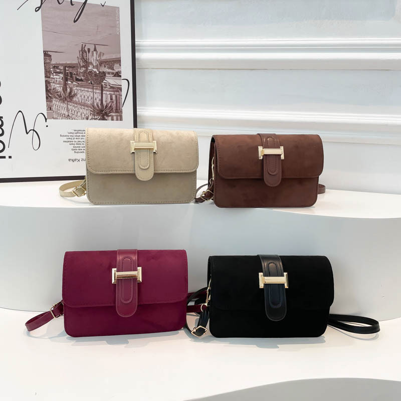 Mochila de tela de moda retro de gamuz, 2024, otoño y invierno, nuevo mochila de brazo, simple bolso cuadrado de aire extranjero.