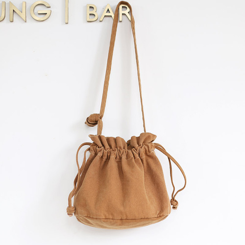 Korean version of Internet celebrity bucket bag with casual and simple retro crossbody bag for women, cute forest style literary canvas shoulder bag
