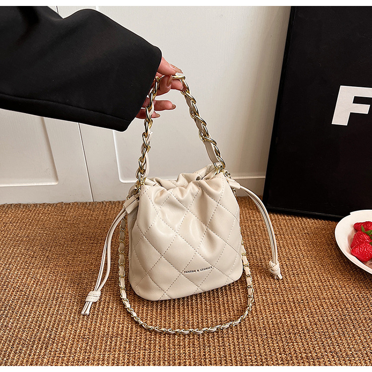 Bolso de las mujeres 2024 primavera nueva cadena de diamantes bolso de cubo portátil estilo Chanel textura de alto grado bolsa de mensajero del hombro