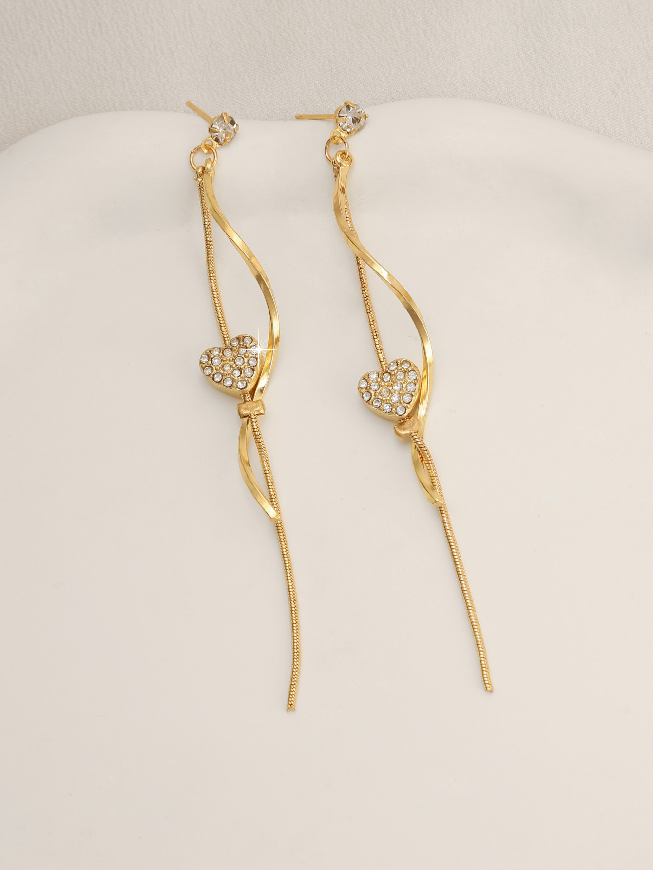 Brincos longos elegantes de coração com pérolas e borlas_voghion.com