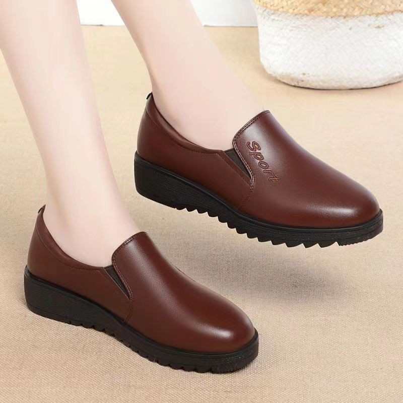 Primavera y otoño zapatos de suela plana para madres, zapatos de cuero de mediana edad y ancianos, zapatos de cuero de nicho de Beijing