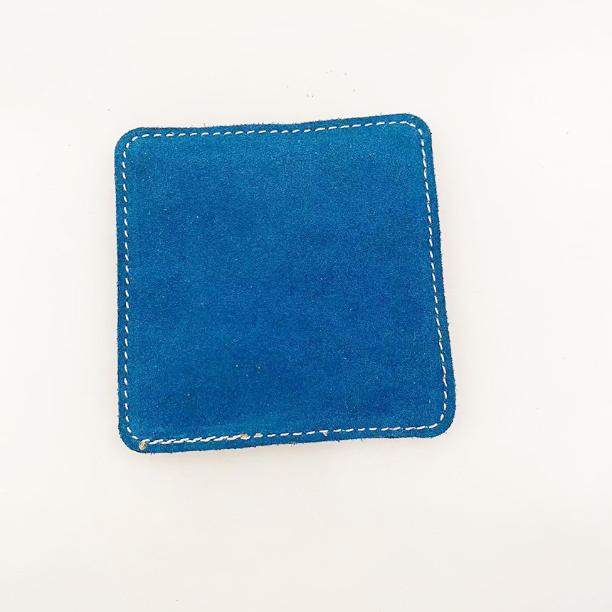 Limpie el cuero suave del club y use el cuero áspero para limpiar el club.