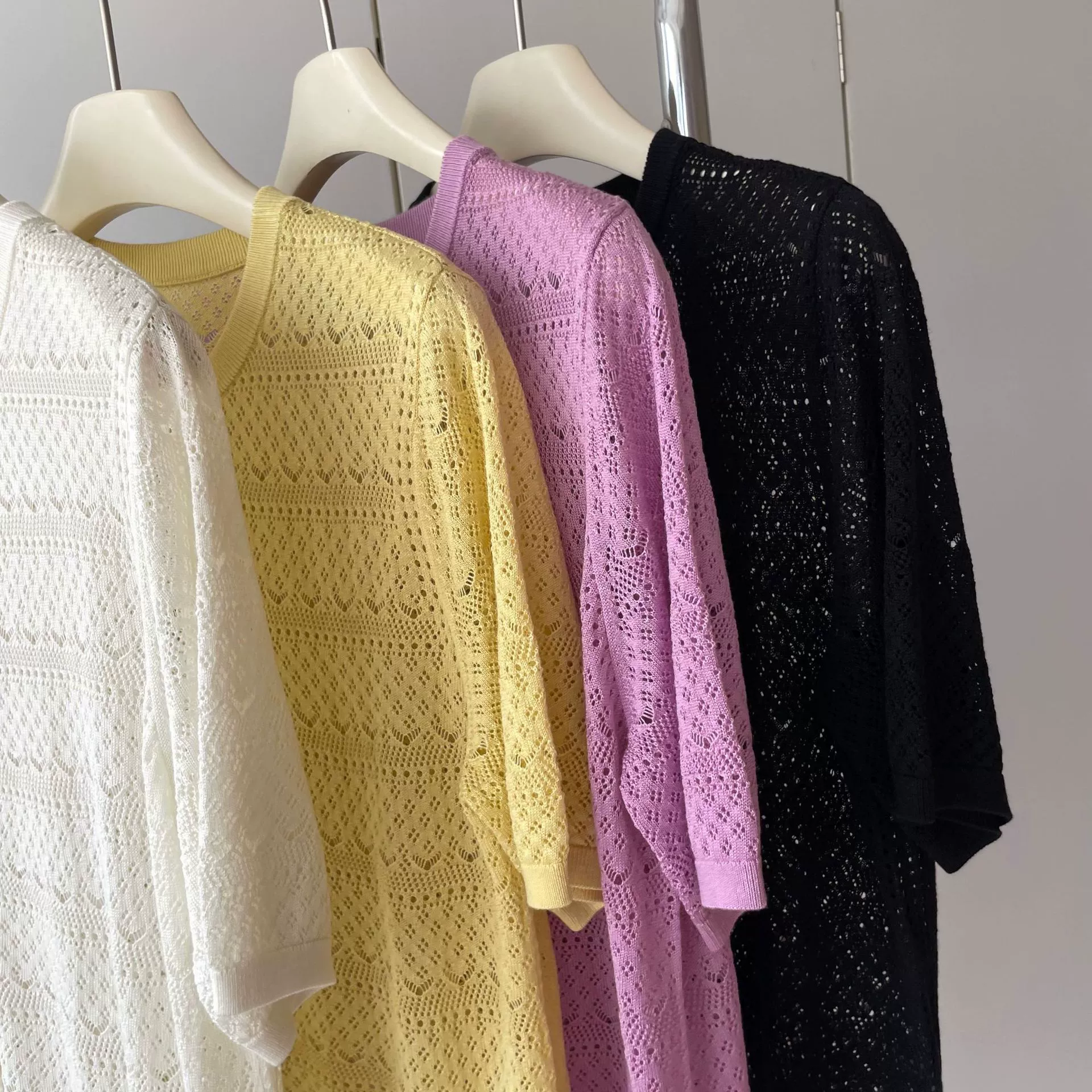 Силковый(?) comfortable knitted sweater with a round collar, with short sleeve