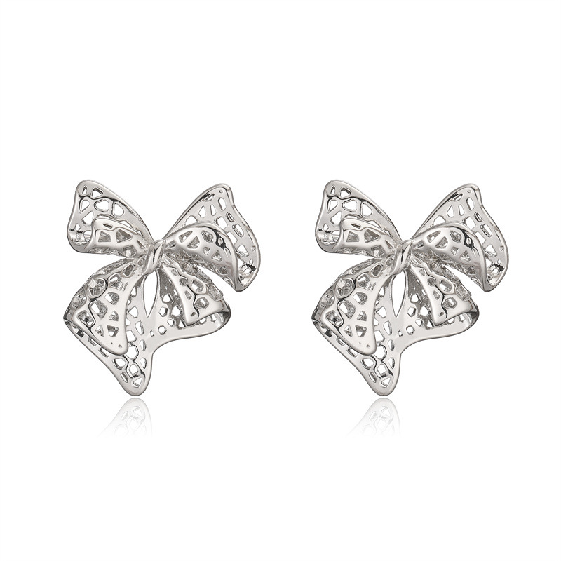 El diseño original retro arco perno de orejas sensación metálica europea y americana personalidad fría bronce chapado orejas de oro 18K