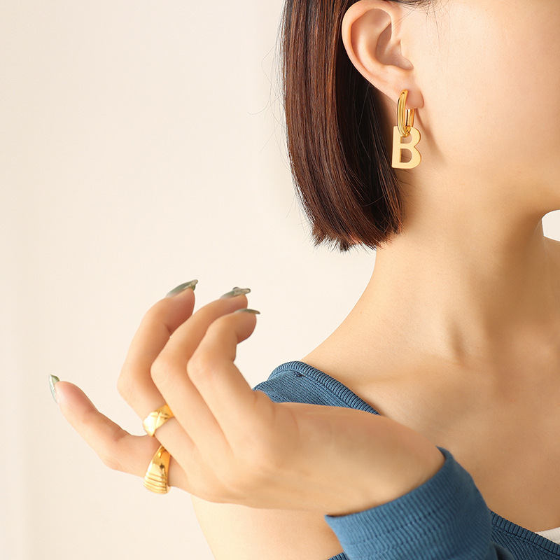 Personalizado exagerado creativo oro letra B estilo europeo y americano pendientes geométricos fabricante en stock titanio acero chapado en oro joyería del oído
