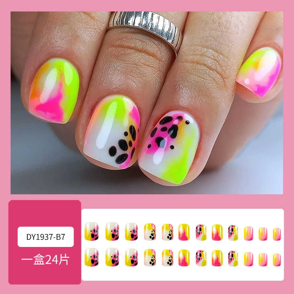 Nuevo producto 24 piezas de uñas de uñas con estampado de leopardo de moda, parche de uñas degradado en polvo amarillo, uñas portátiles de venta caliente transfronterizas terminadas