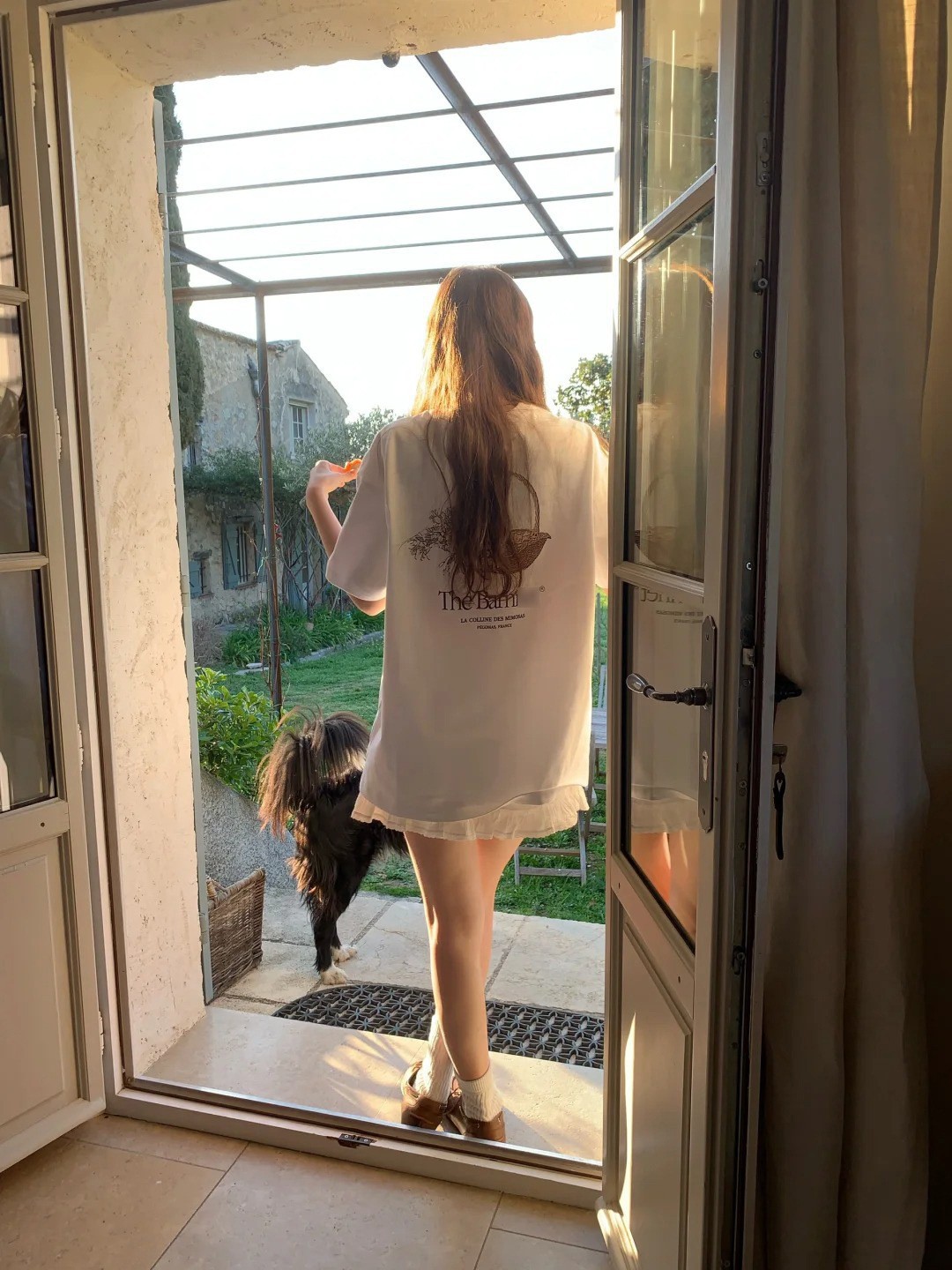 在庫あり 韓国東大門春夏モデル 背中に花かご柄プリント入り 男女兼用カップル向け半袖Tシャツ