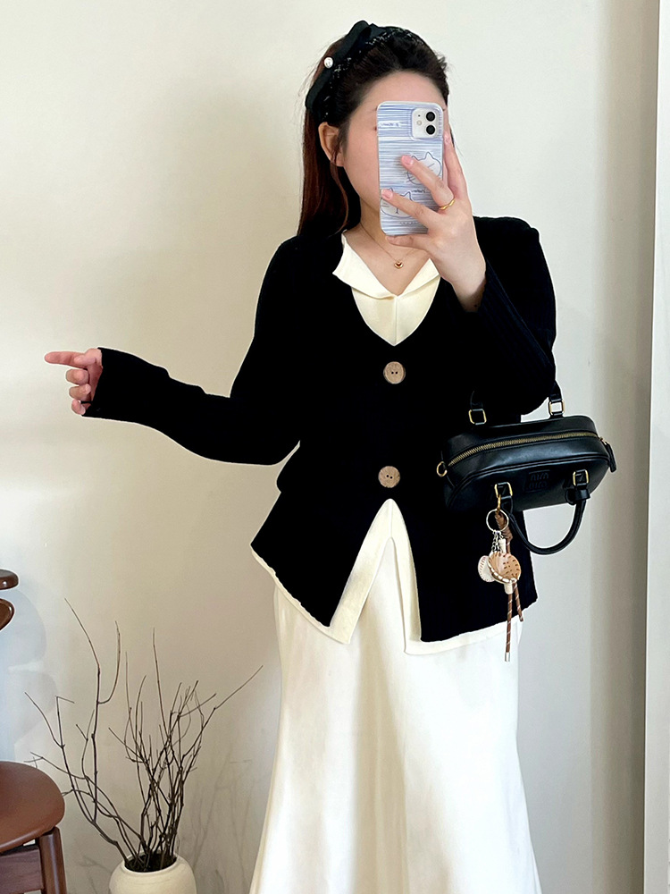 Two V-neck split tops for plus-size women's wear, a stylish sweater for the winter of 2025, and a slim-fit knitted sweater for overweight girls. 23530