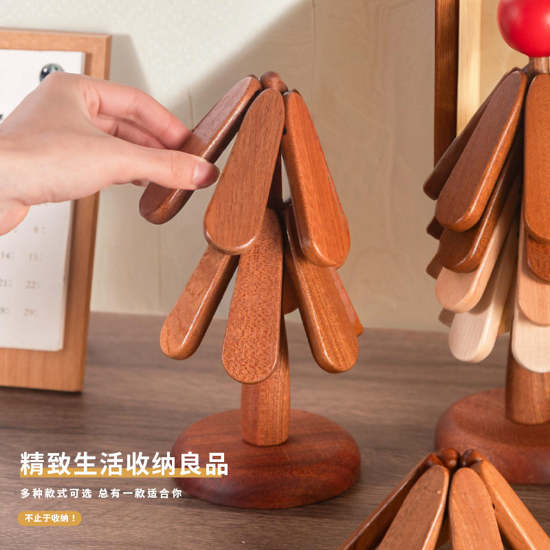 クリスマスツリーは熱を隔てて木の実木のテーブルを敷きます。|undefined