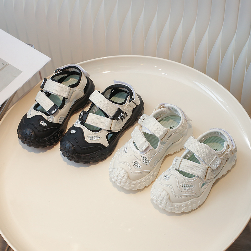 Children's sports sneakers