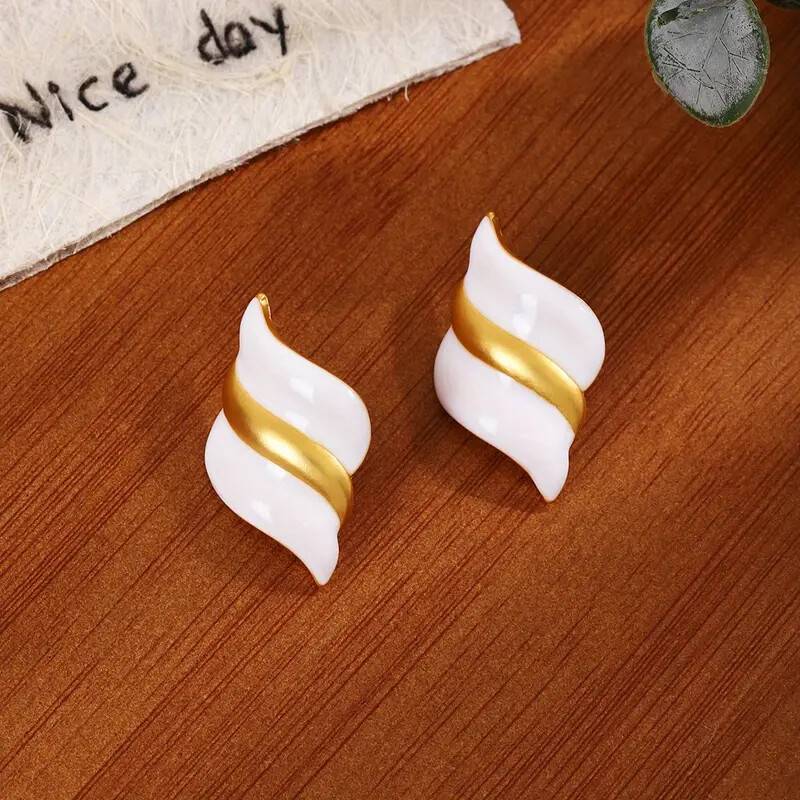 16G labret stud size and finish detail