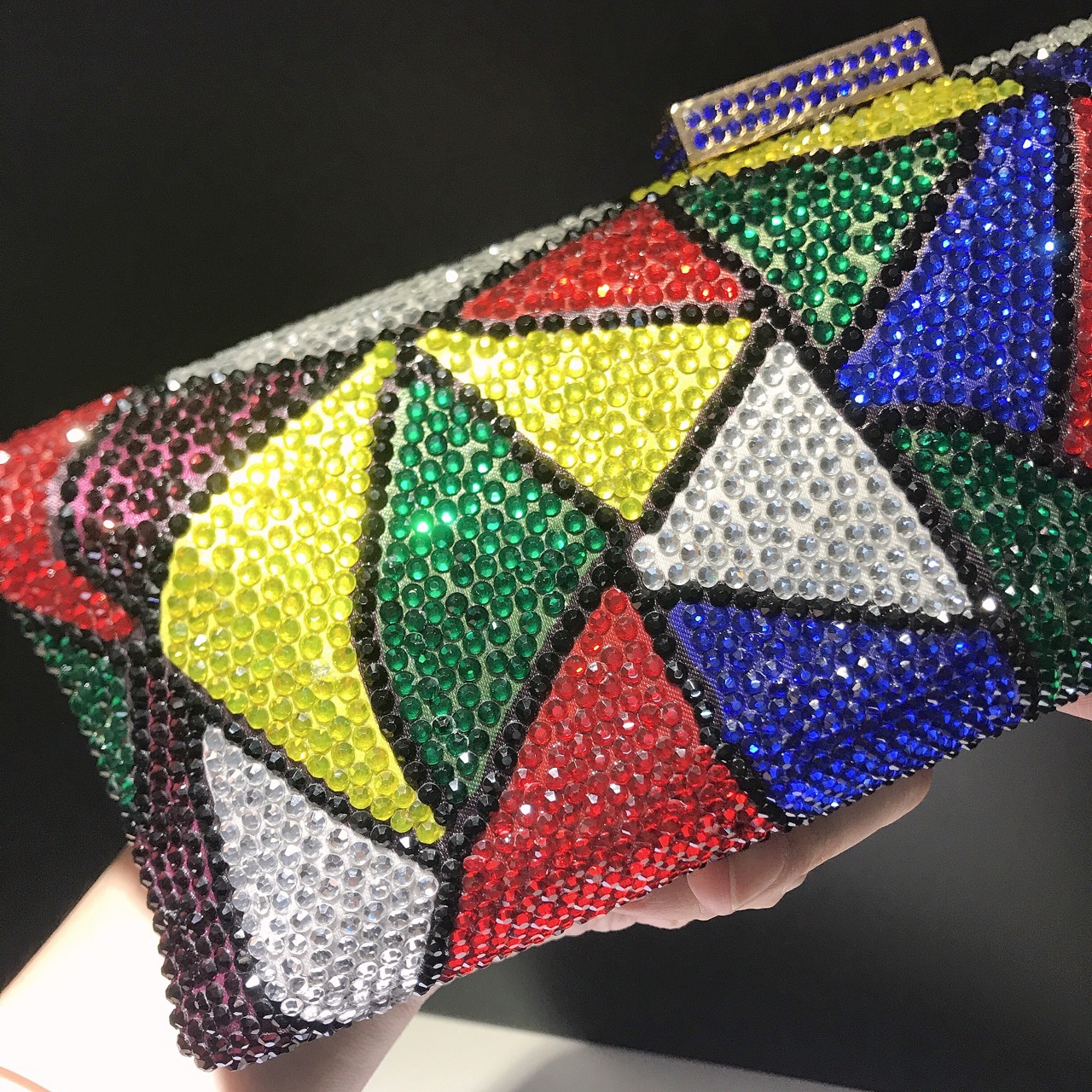 Túi clutch dạ hội hình tam giác kẻ sọc kim cương tương phản màu nóng — Màu đen chi tiết 2