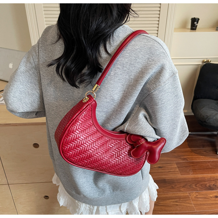 This is a new, trendy and fashionable, simple and retro commuting bag for women in 2025, featuring a soft leather bag with a high-quality texture undefined