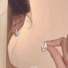 「枯葉蝶」小衆は真珠蝶のピアスをデザインした. 小さくて精巧な925銀針の学生の耳飾りの耳の挟み ~