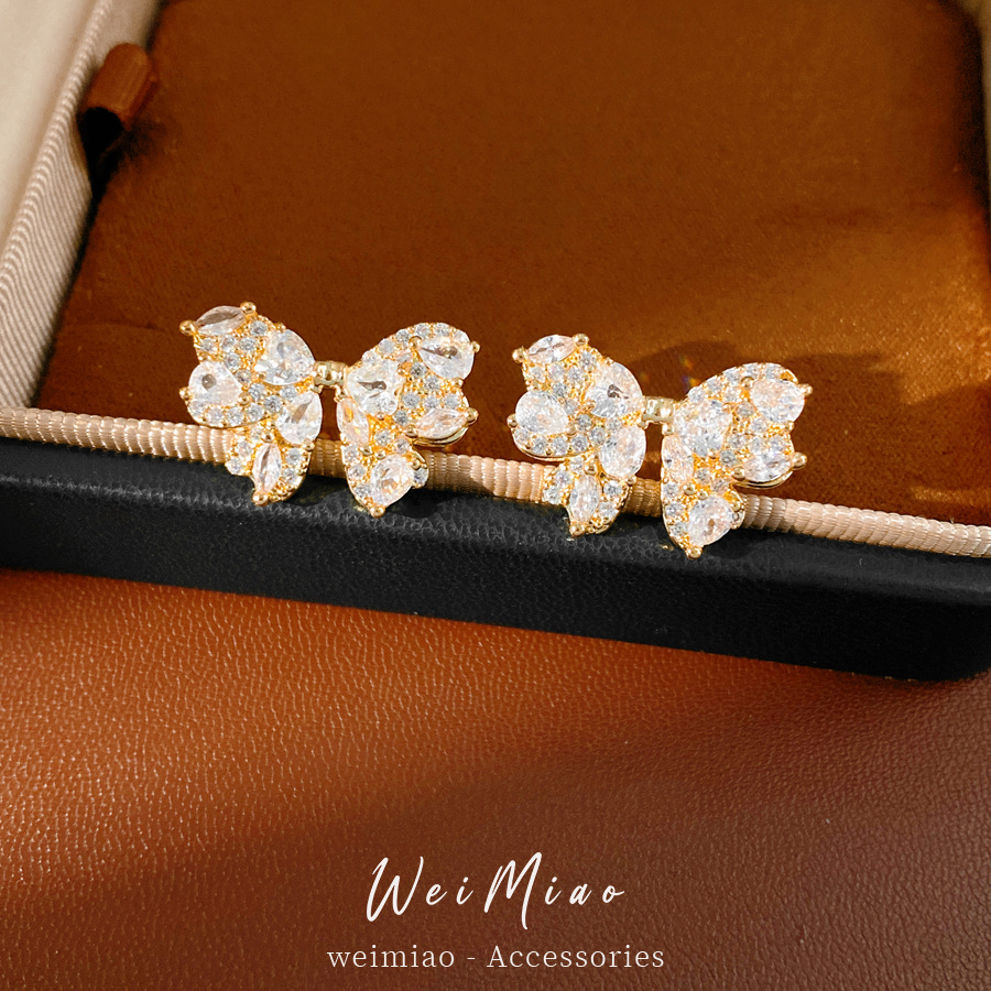 Agujas de plata zircon arco pernos de arco exquisitos moda de transporte universal temperamento ligero lujo alta sensación de aretes al por mayor